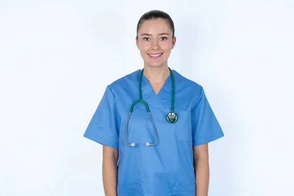 Kaukasisk Kvinnlig Läkare Med Fina Strålande Leende Nöjd Uttryck Begreppet — Stockfoto