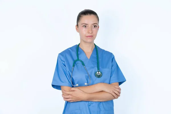 Charmoso Médico Feminino Caucasiano Pensativo Fica Com Braços Dobrados Concentrados — Fotografia de Stock