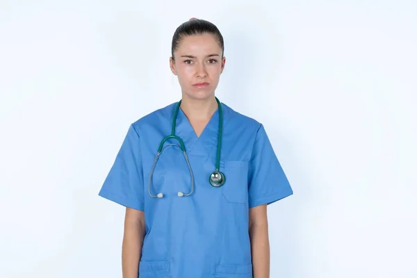 何かに失望しているカメラでムーディー不満の表情を持つ不満な白人女性医師 — ストック写真