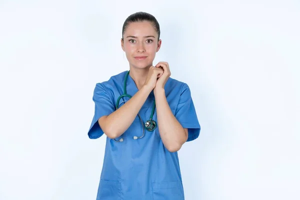 Caucásico Médico Femenino Mantiene Las Manos Cerca Cara Sonríe Tiernamente — Foto de Stock