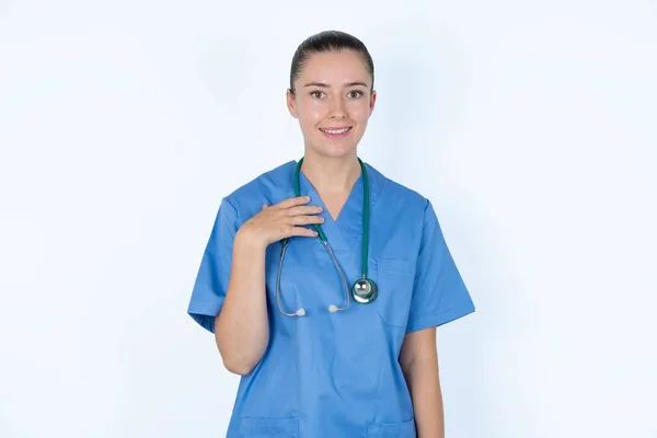 Médico Femenino Caucásico Sonríe Con Dientes Puede Creer Ojos Expresa — Foto de Stock