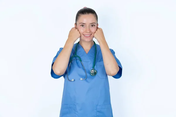 Glad Kaukasisk Kvinnlig Läkare Håller Knytnävarna Kinderna Ler Brett Och — Stockfoto