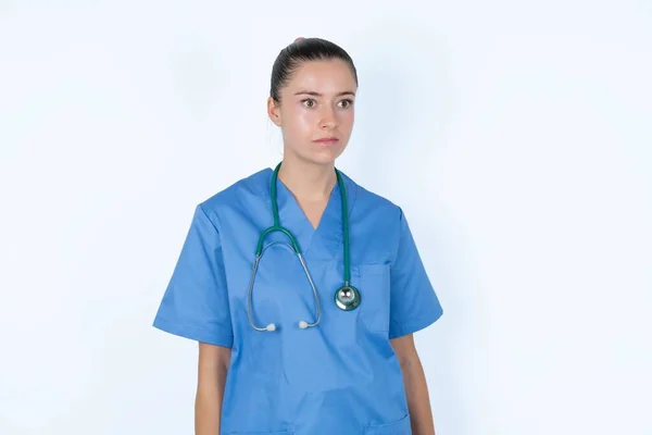 Kaukasiska Kvinnliga Läkare Stirrar Sidan Med Förundrat Uttryck Har Mållösa — Stockfoto