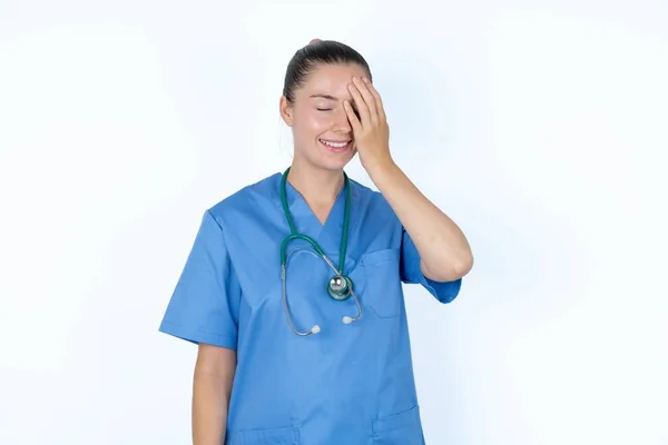 Medico Femminile Caucasico Faccia Palmo Sorride Generale Ridacchia Positivamente Sente — Foto Stock