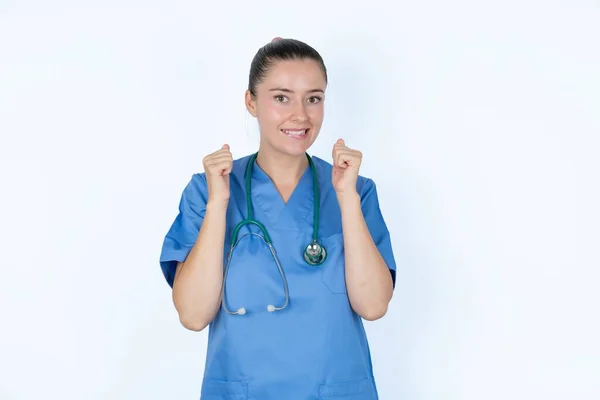 Kaukasisk Kvinnlig Läkare Klamrar Nävar Och Väntar Något Trevligt Hände — Stockfoto