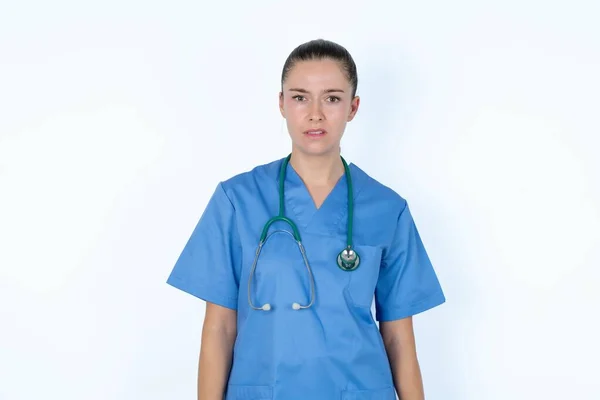 Porträtt Missnöjd Kaukasisk Kvinnlig Läkare Ler Ansikte Plånböcker Läppar Och — Stockfoto
