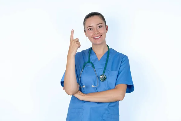 Branco Feminino Médico Sorrindo Olhando Amigável Mostrando Número Primeiro Com — Fotografia de Stock