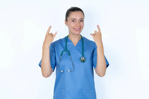 Kaukaski Lekarz Sprawia Rock Roll Znak Wygląda Pewny Siebie Wesoły — Zdjęcie stockowe