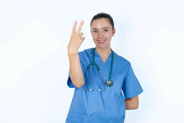 Femme Caucasienne Médecin Souriant Regardant Amical Montrant Numéro Deux Seconde — Photo
