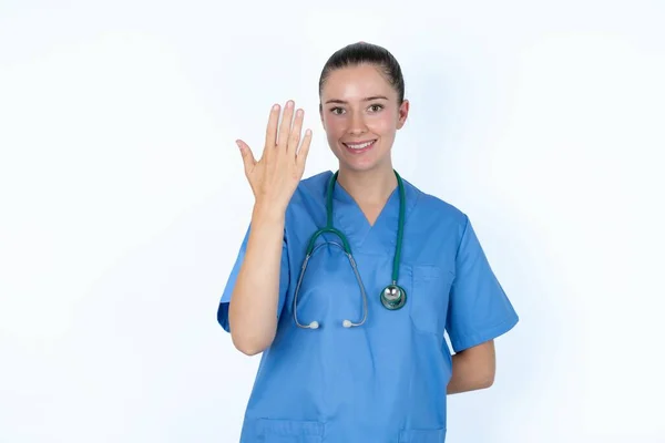 Branco Feminino Médico Sorrindo Olhando Amigável Mostrando Número Cinco Quinto — Fotografia de Stock