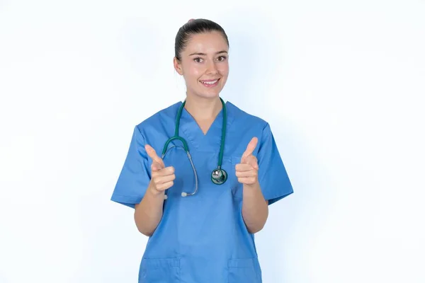 白人女性医師がカメラで指を指示して 誰かを選ぶ 君を推薦する 最高の選択 — ストック写真