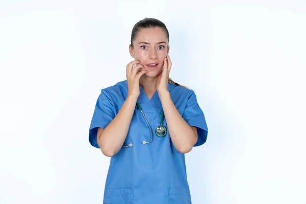 Mållös Kaukasisk Kvinnlig Läkare Håller Händerna Nära Öppen Mun Reagerar — Stockfoto