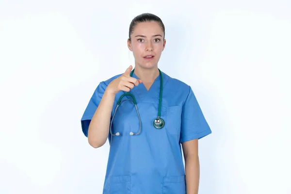 Шокована Біла Жінка Лікар Вказує Приголомшеним Виразом — стокове фото