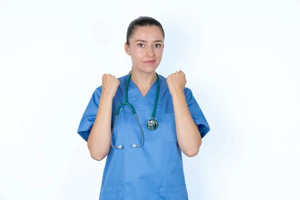 Роздратована Біла Жінка Лікар Дує Щоки Гнівом Піднімає Прикуті Кулаки — стокове фото