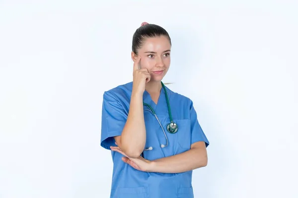 Astonished Caucasian Female Doctor Looks Aside Surprisingly Opened Mouth — Stock Photo, Image
