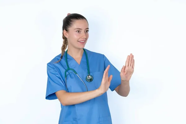 Kaukasiska Kvinnliga Läkare Håller Händerna Mot Tomt Utrymme Och Ber — Stockfoto