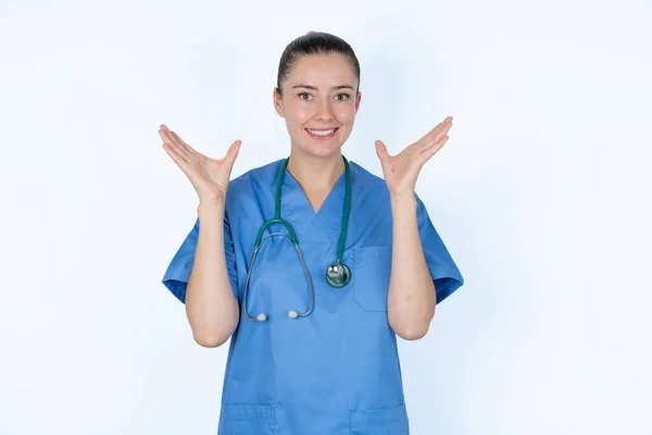 Médico Feminino Caucasiano Grita Alto Gestos Com Raiva Grita Furiosamente — Fotografia de Stock