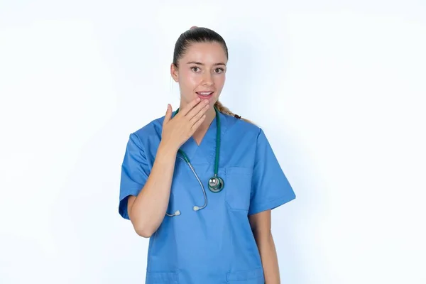 Medico Femminile Caucasico Copre Bocca Guarda Con Meraviglia Fotocamera Non — Foto Stock
