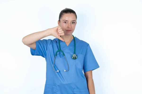 Kaukasisk Kvinnlig Läkare Ser Olycklig Och Arg Visar Avstötning Och — Stockfoto