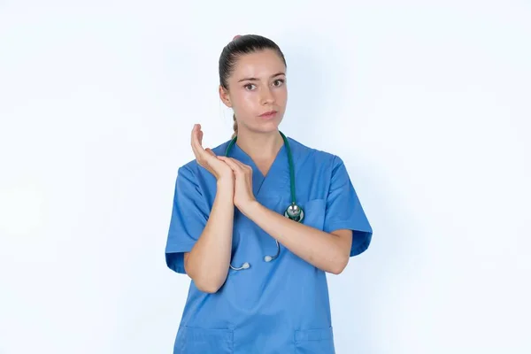 Överraskad Kaukasisk Kvinnlig Läkare Gnuggar Handflator Och Stirrar Kameran Med — Stockfoto