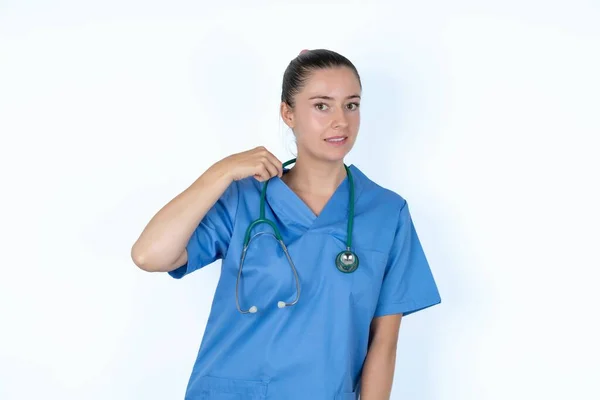 白人女性医師は ストレス 欲求不満 シャツの首を引っ張り 問題にイライラしている — ストック写真