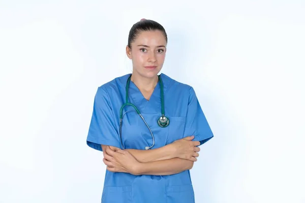 Kaukasisk Kvinnlig Läkare Skakar Och Fryser För Vintern Kyla Med — Stockfoto