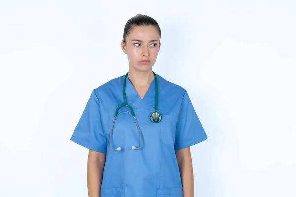 Missnöjd Kaukasisk Kvinnlig Läkare Plånböcker Läppar Och Har Olyckliga Uttryck — Stockfoto