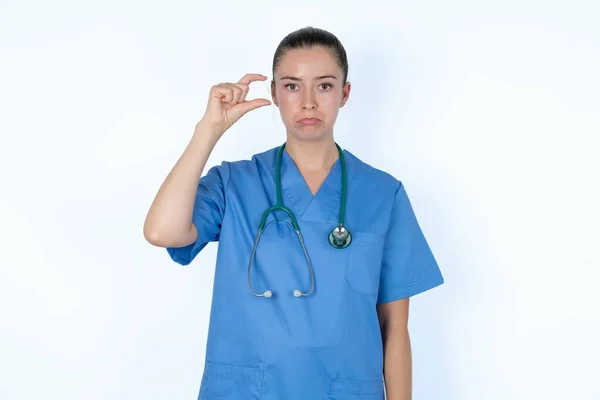 Caucasian Female Doctor Purses Lip Gestures Hand Shows Something Very — Stock Photo, Image