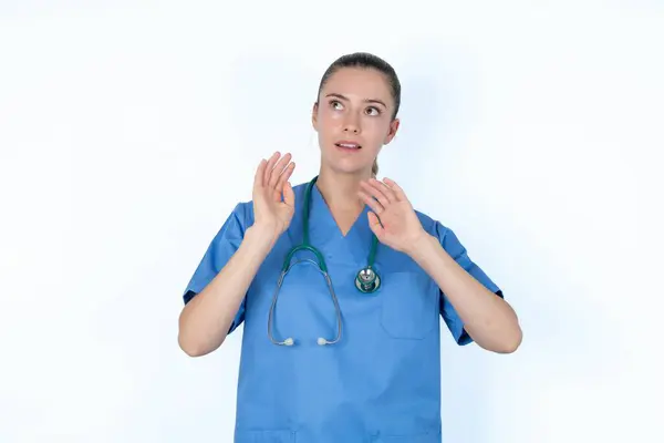 Médico Feminino Caucasiano Mantém Palmas Das Mãos Para Frente Olha — Fotografia de Stock