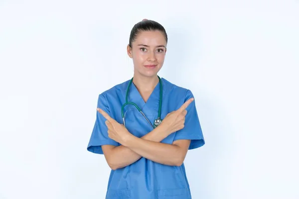 Médico Feminino Caucasiano Cruza Braços Pontos Lados Diferentes Hesita Entre — Fotografia de Stock