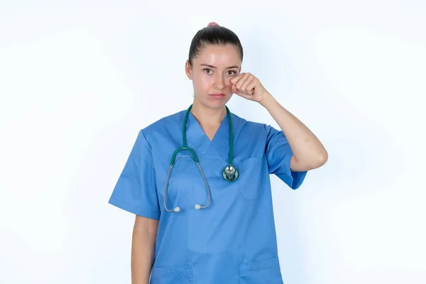 Médica Caucasiana Decepcionada Limpa Lágrimas Fica Estressada Com Expressão Sombria — Fotografia de Stock