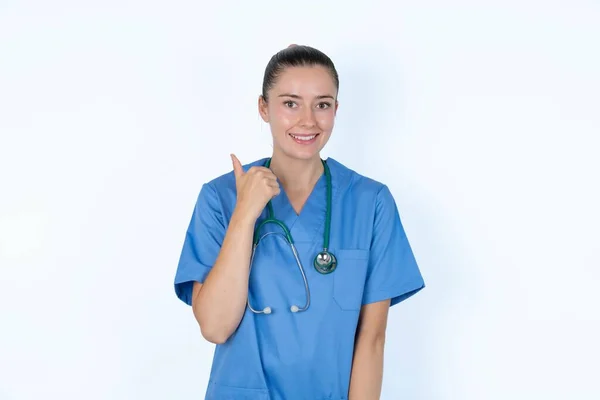 Kaukasiska Kvinnliga Läkare Pekar Bort Och Ger Råd Visar Reklam — Stockfoto