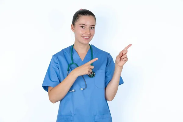 Kaukasisk Kvinnlig Läkare Pekar Kopia Utrymme Indikerar För Reklam Ger — Stockfoto