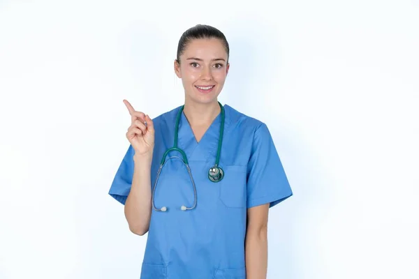 白人女性の医師が 空白のコピーを指摘してる 人々のプロモーションと広告コンセプト — ストック写真