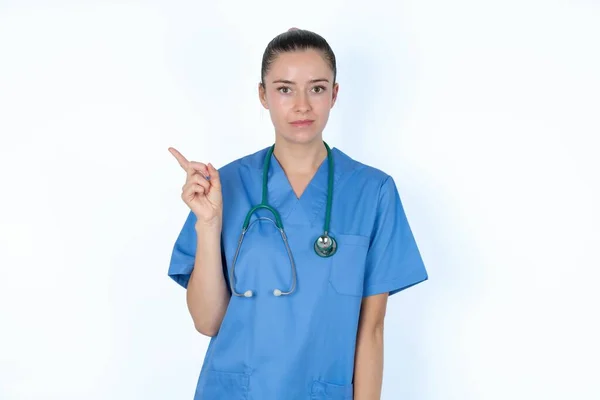 Medico Femminile Caucasico Indica Spazio Copia Pubblicizza Qualcosa Consigli Miglior — Foto Stock