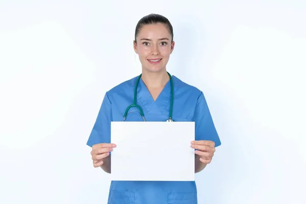 Médica Caucasiana Feliz Segurando Placa Papel Vazio Publicidade Oferta Texto — Fotografia de Stock