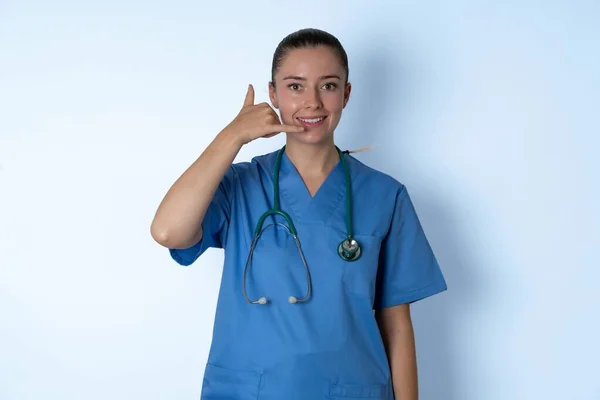 Caucásico Médico Mujer Hace Gesto Teléfono Dice Que Llame Nuevo — Foto de Stock