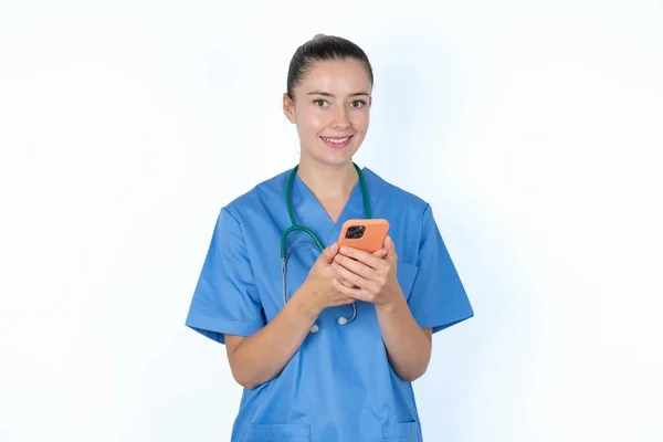 Kaukasisk Kvinnlig Läkare Med Mobiltelefon Skriva Sms Meddelande — Stockfoto
