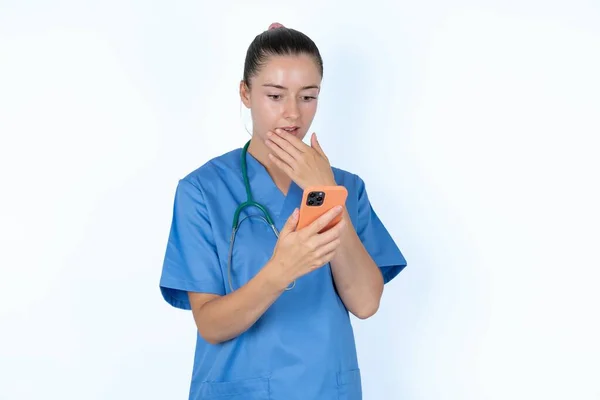 Kaukasiska Kvinnliga Läkare Djupt Förvånad Stirrar Smartphone Display Läser Chockerande — Stockfoto