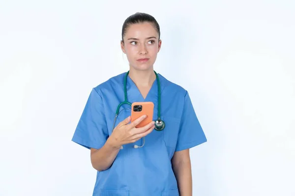Médico Femenino Sostiene Teléfono Móvil Utiliza Internet Alta Velocidad Las — Foto de Stock