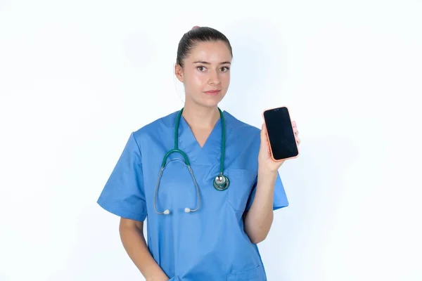 Kaukasisk Kvinnlig Läkare Håller Mobiltelefon Och Ser Mystisk Sidan Visar — Stockfoto