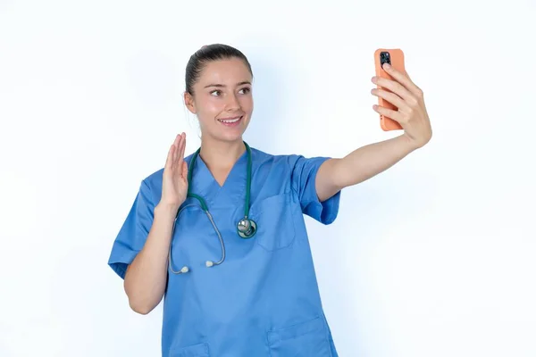 Biała Kobieta Lekarz Trzyma Nowoczesny Telefon Komórkowy Sprawia Fale Wideo — Zdjęcie stockowe