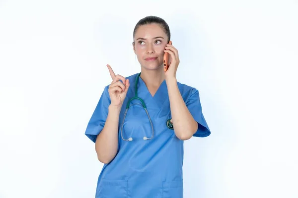 Kaukasiska Kvinnliga Läkare Talar Mobiltelefon Tillbringar Ledig Tid Inomhus Samtal — Stockfoto