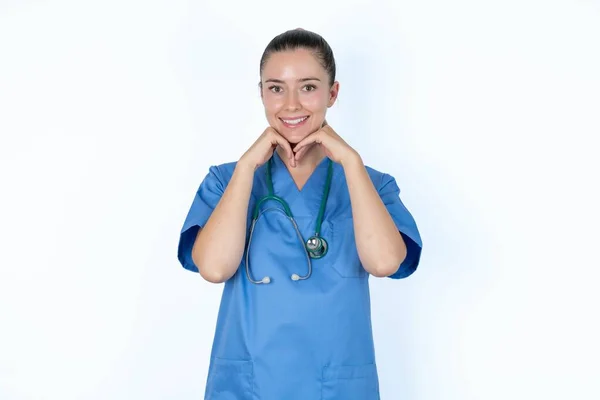 Satisfecho Caucásico Médico Femenino Toca Barbilla Con Ambas Manos Sonríe —  Fotos de Stock