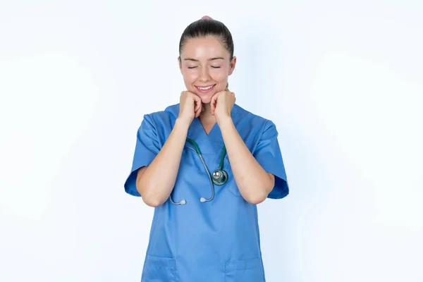 Alegre Caucásico Médico Femenino Tiene Tímida Expresión Satisfecha Sonríe Ampliamente —  Fotos de Stock
