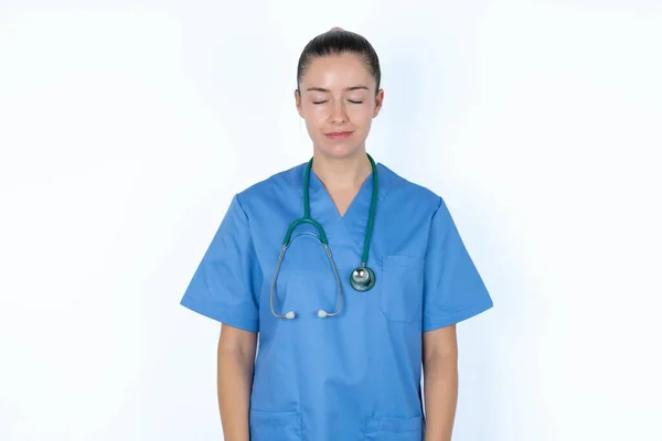 Medico Donna Caucasica Uniforme Con Stetoscopio Occhi Chiusi — Foto Stock