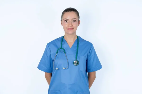Mujer Caucásica Aturdida Médico Uniforme Con Estetoscopio Mira Fijamente Reacciona — Foto de Stock