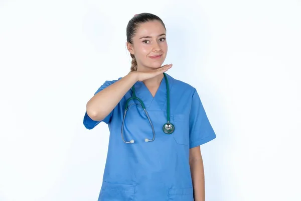 Mulher Branca Médico Uniforme Com Estetoscópio Cortando Garganta Com Mão — Fotografia de Stock
