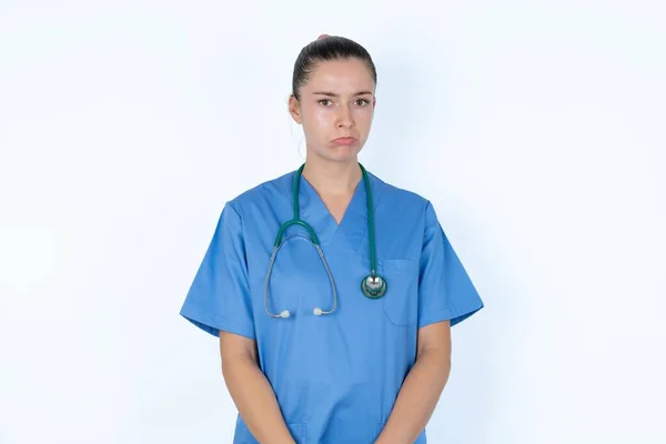 Mulher Branca Médico Uniforme Com Estetoscópio Deprimido Preocupar Com Angústia — Fotografia de Stock