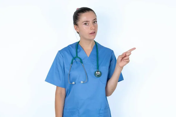 Känslomässig Kaukasisk Kvinna Läkare Uniform Med Stetoskop Håller Käken Släppt — Stockfoto